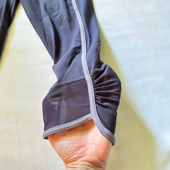 Athleta Salutation Stash Pocket II Capri Medieval Violet Mesh Size Small - Picture 6 of 10